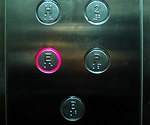 Botones del interior de un ascensor