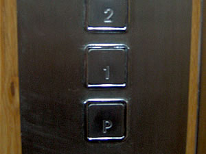 Botón de piso principal (P) sin entresuelo ni planta baja