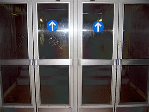 Puertas a la salida del metro de Barcelona